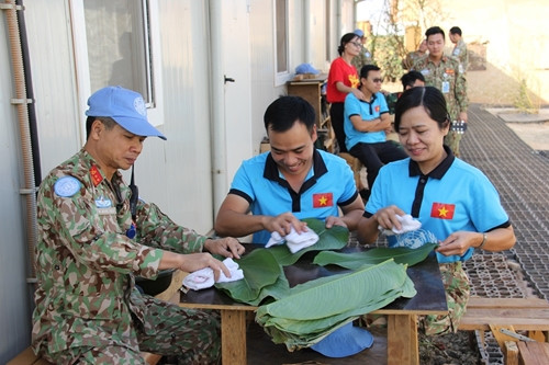 Mặc dù còn nhiều khó khăn và bận rộn với công việc, cán bộ, bác sĩ của bệnh viện vẫn tổ chức nhiều hoạt động vui xuân, đón Tết Nguyên đán Kỷ Hợi tại đây. Báo QĐND Điện tử trân trọng giới thiệu một số hình ảnh về công tác chuẩn bị đón Tết cổ truyền của BVDC2.1 tại Bentiu. Ảnh: Lá dong được lau khô sau khi đã rửa sạch sẽ.