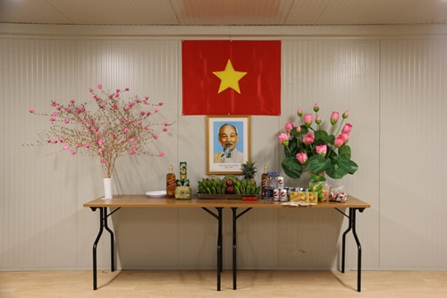 Bàn thờ Tổ quốc đã được bày biện xong, chờ đón giờ phút giao thừa.