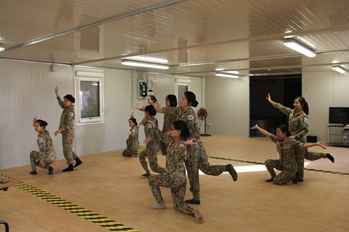 Giờ là lúc các nữ quân nhân của BVDC2.1 say sưa luyện tập các tiết mục văn nghệ chào đón năm mới.