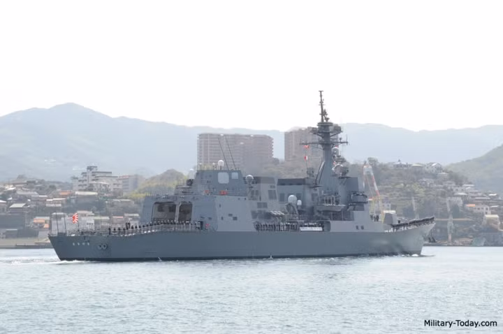 Ngoài ra, nó còn có các loại radar FCS-3A, radar mặt nước OPS-20C; hệ thống sonar tích hợp OQQ-22 và hệ thống tác chiến điện tử NOLQ-3. Ảnh: Military-Today.