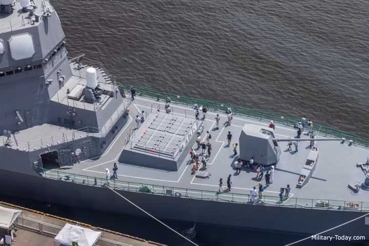 Điểm đặc biệt thu hút sự quan tâm của những khu trục hạm lớp Akizuki thế hệ thứ ba này là việc, chúng được lắp đặt hệ thống chiến đấu kỹ thuật tiên tiến do Nhật Bản tự sản xuất. Điều này đánh dấu sự nhảy vọt về trình độ chế tạo hệ thống vũ khí trang bị cho tàu chiến Nhật Bản. Ảnh: Military-Today.