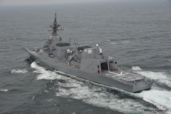 Ngoài ra còn có 2 hệ thống phòng thủ tầm cực gần Plalanx CIWS block 1B, 2 ống phóng ngư lôi kép 324mm HOS-303, hệ thống chống ngầm trên tàu được hỗ trợ bởi 1 trực thăng chống ngầm SH-60K. Ảnh: Military-Today.