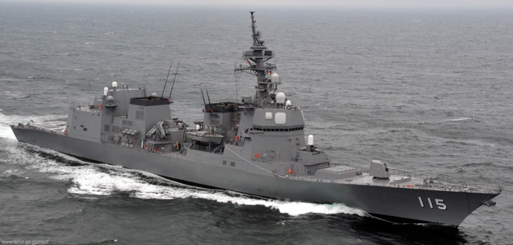 Các hệ thống vũ khí trang bị trên tàu cực mạnh, bao gồm pháo hạm 127mm, 8 tên lửa chống hạm Type-90 tầm bắn 200km, 1 hệ thống phóng thẳng đứng Mk41 gồm 32 ống phóng cho tên lửa đối không tầm trung RIM-162 ESSM tầm bắn 50km, ống phóng Mk-41 củng được sử dụng để phóng tên lửa chống ngầm RUM-139 tầm bắn 22km. Ảnh: Seaforces.