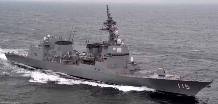 Các hệ thống vũ khí trang bị trên tàu cực mạnh, bao gồm pháo hạm 127mm, 8 tên lửa chống hạm Type-90 tầm bắn 200km, 1 hệ thống phóng thẳng đứng Mk41 gồm 32 ống phóng cho tên lửa đối không tầm trung RIM-162 ESSM tầm bắn 50km, ống phóng Mk-41 củng được sử dụng để phóng tên lửa chống ngầm RUM-139 tầm bắn 22km. Ảnh: Seaforces.