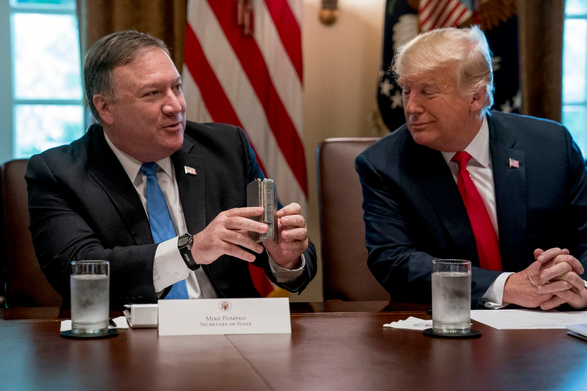 Hãng tin Reuters của Anh còn cho biết thêm, sau khi có cuộc gặp ngắn một-một, hai nhà lãnh đạo Mỹ- Triều dự kiến sẽ tham dự bữa ăn tối cùng các “phụ tá” trong khoảng một tiếng rưỡi đồng hồ. Trong đó tháp tùng Tổng thống Trump đến khách sạn Sofitel Metropole là Ngoại trưởng Mỹ Mike Pompeo và Chánh văn phòng Nhà Trắng Mick Mulvaney, Ảnh: Washington Post