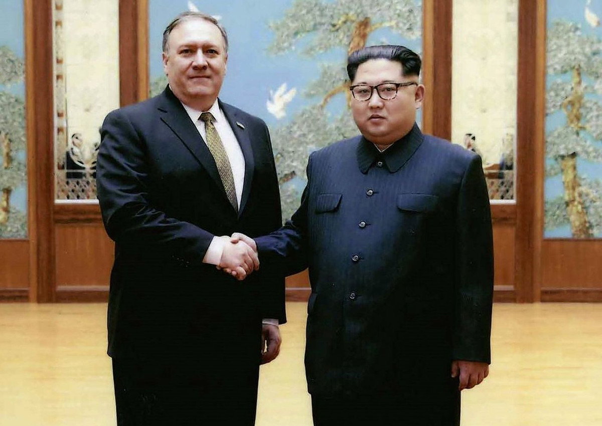 Ngoại trưởng Mike Pompeo còm là một trong những quan chức Nhà Trắng hoạt động tích cực nhất về vấn đề Triều Tiên. Ông từng nhiều lần tới Bình Nhưỡng, đối thoại với các quan chức Triều Tiên cũng như Chủ tịch Kim Jong-un nhằm thúc đẩy tiến trình phi hạt nhân hóa trên bán đảo.