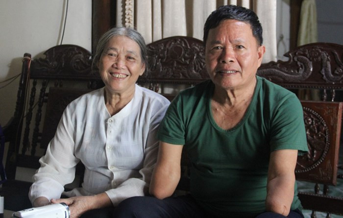 Chuyen tinh co tich giua co giao day van va nguoi linh mat doi ban tay