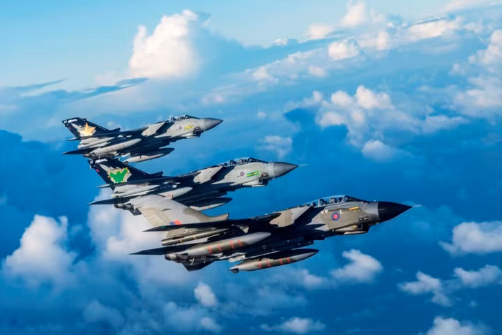 Panavia Tornado được trang bị 1 pháo cỡ nòng 27mm với cơ số đạn 180 viên. Ngoài ra, nó còn có khả năng mang theo được tối đa tới 9 tấn vũ khí các loại dưới 11 giá treo. Trong khoảng thời gian từ năm 1979 tới năm 1998, đã có 992 chiếc phi cơ Panavia Tornado được sản xuất. Tới nay, Tornado vẫn đang phục vụ trong không quân Anh, Đức, Italy và Saudi Arabia. (Ảnh Royal Air Force)