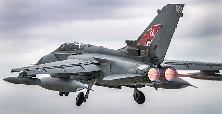 Tornado GR4 được trang bị cặp động cơ tuốc bin phản lực cánh quạt đẩy RB199-34R Mk 103 cho tốc độ bay cực đại 2.400km/h, bán kính tác chiến khoảng 700km, trần bay 15.200m. (Ảnh Getty Images)