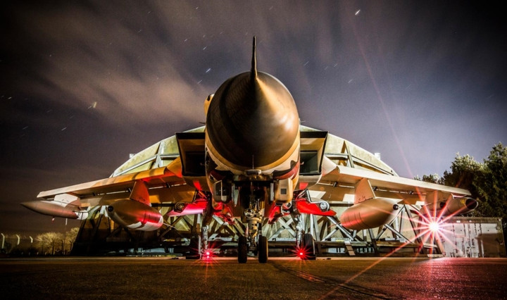 Một trong những điểm đặc biệt nhất của Tornado GR4 chính là thiết kế kiểu cánh cụp cánh xòe tương tự Sukhoi Su-24 của Nga. Thiết kế này đem lại cho máy bay khả năng đạt tốc độ cao ở độ cao thấp, khả năng cất hạ cánh trên đường băng ngắn. Tornado GR4 nói riêng và dòng Tornado nói chung được trang bị ba cấu hình cánh: 25, 45 và 65 độ. Tốc độ bay phù hợp với từng cấu hình nghiêng cánh đã được xác định; nó thay đổi tuỳ thuộc khối lượng vũ khí mang theo (Ảnh Getty Images)