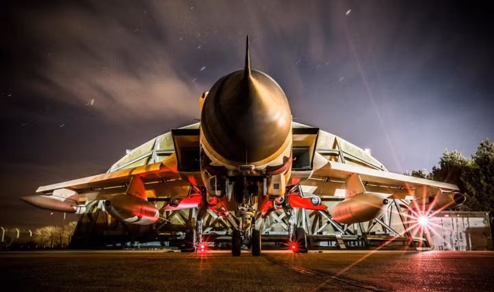 Một trong những điểm đặc biệt nhất của Tornado GR4 chính là thiết kế kiểu cánh cụp cánh xòe tương tự Sukhoi Su-24 của Nga. Thiết kế này đem lại cho máy bay khả năng đạt tốc độ cao ở độ cao thấp, khả năng cất hạ cánh trên đường băng ngắn. Tornado GR4 nói riêng và dòng Tornado nói chung được trang bị ba cấu hình cánh: 25, 45 và 65 độ. Tốc độ bay phù hợp với từng cấu hình nghiêng cánh đã được xác định; nó thay đổi tuỳ thuộc khối lượng vũ khí mang theo (Ảnh Getty Images)