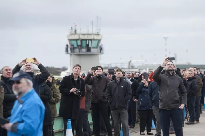 Thời điểm này, không quân Hoàng gia Anh đang cho những chiếc máy bay chiến lược 40 năm tuổi của mình thực hiện các chuyến bay "tạm biệt" bầu trời trên khắp nước Anh. Hàng nghìn người dân Anh đã chờ đợi và ghi lại khoảnh khắc niềm tự hào châu Âu một thời. (Ảnh Lancaster Guardian)