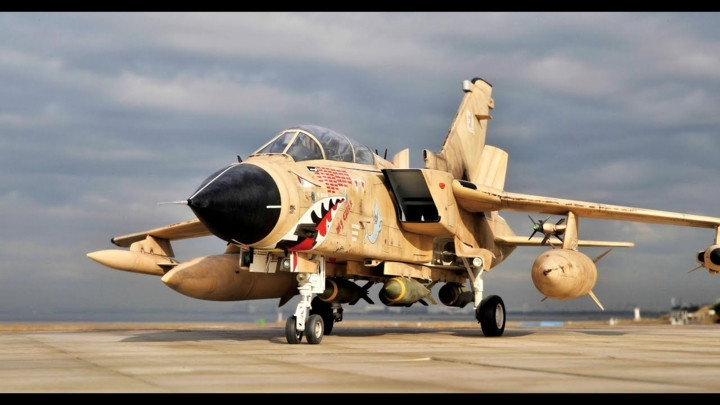 Tornado được thiết kế dựa trên F-4 của Mỹ, vì thế nó có kích thước và khả năng hoạt động gần như tương đương loại máy của Mỹ. Các thông số kỹ thuật chính của dòng máy bay này: Sải cánh: 13.91 m; Chiều dài: 16.72 m; Chiều cao: 5.95 m; Trọng lượng rỗng: 13.890 kg; Trọng lượng cất cánh tối đa: 28.000 kg. Máy bay có thể đạt tốc độ tối đa: 2.417 km/h; Trần bay: 15.240 m; Phạm vị hoạt động: 3.890 km với bốn thùng dầu phụ. (Ảnh Royal Air Force)