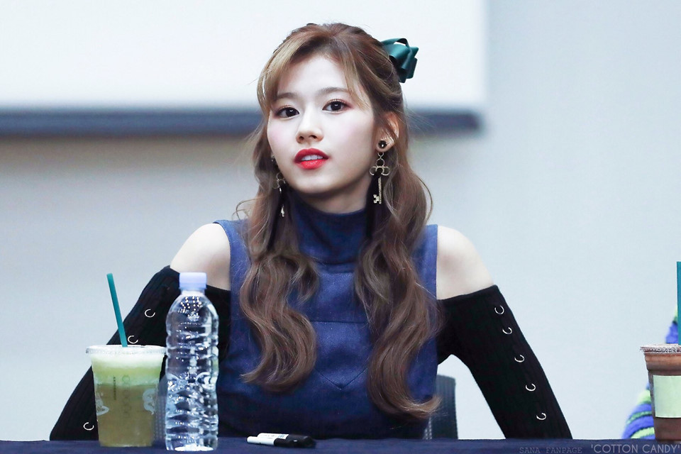 Twice được khen ngợi là nhóm nhạc không có lỗ hổng nhan sắc. Ngoài Tzuyu đứng hạng 1, nhóm còn thành viên khác lọt bảng xếp hạng, đó là Sana. Mỗi thành viên của Twice mang một nét thu hút khác nhau, trong đó Sana dễ tương, nhí nhảnh. Câu hát “Shy Shy Shy” đáng yêu do thần tượng sinh năm 1996 thể hiện chính là cú huých giúp Twice trở nên nổi tiếng.