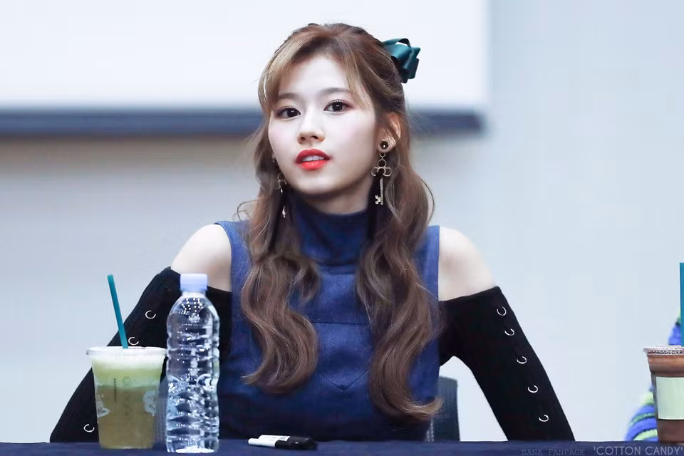 Twice được khen ngợi là nhóm nhạc không có lỗ hổng nhan sắc. Ngoài Tzuyu đứng hạng 1, nhóm còn thành viên khác lọt bảng xếp hạng, đó là Sana. Mỗi thành viên của Twice mang một nét thu hút khác nhau, trong đó Sana dễ tương, nhí nhảnh. Câu hát “Shy Shy Shy” đáng yêu do thần tượng sinh năm 1996 thể hiện chính là cú huých giúp Twice trở nên nổi tiếng.