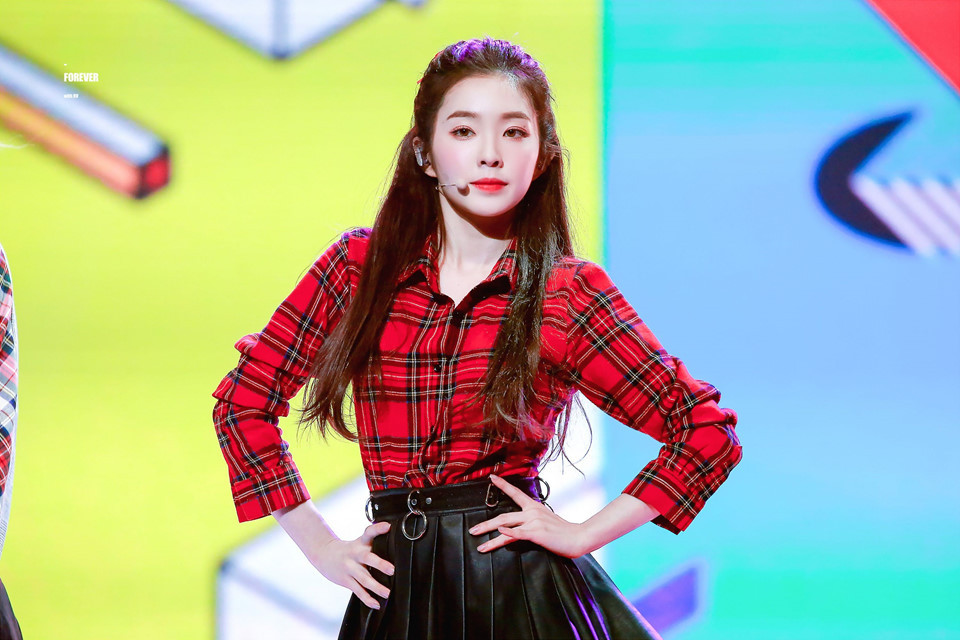 Đứng thứ 2 với 10 phiếu là Irene. Cả Tzuyu và Irene đều là “ nữ thần thế hệ mới của Kpop”. Họ nhiều lần lọt top các bảng xếp hạng sắc đẹp. Chị cả Red Velvet có vẻ đẹp tinh khôi, thậm chí được khen ngợi “không góc chết”. Cô cũng được khen ngợi trẻ trung hơn độ tuổi thật (Irene hiện 29 tuổi theo tuổi Hàn). Dù xinh đẹp nhưng thành viên Red Velvet có nhược điểm là trông thiếu sức sống khi biểu diễn. Cô luôn trông mệt mỏi, lạnh lùng và không nhiệt huyết. Đó là vấn đề khiến cô nhiều lần bị chỉ trích.