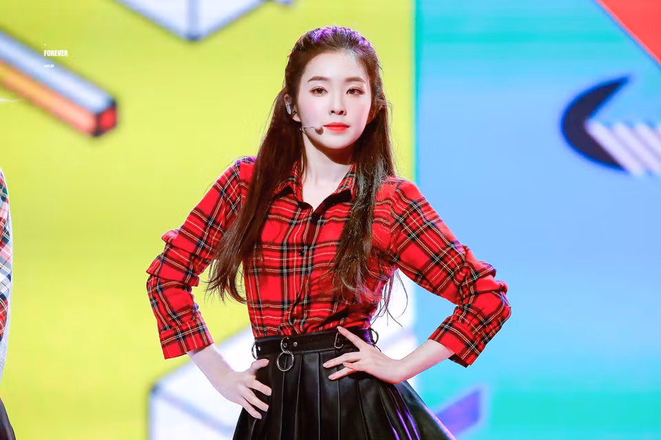 Đứng thứ 2 với 10 phiếu là Irene. Cả Tzuyu và Irene đều là “ nữ thần thế hệ mới của Kpop”. Họ nhiều lần lọt top các bảng xếp hạng sắc đẹp. Chị cả Red Velvet có vẻ đẹp tinh khôi, thậm chí được khen ngợi “không góc chết”. Cô cũng được khen ngợi trẻ trung hơn độ tuổi thật (Irene hiện 29 tuổi theo tuổi Hàn). Dù xinh đẹp nhưng thành viên Red Velvet có nhược điểm là trông thiếu sức sống khi biểu diễn. Cô luôn trông mệt mỏi, lạnh lùng và không nhiệt huyết. Đó là vấn đề khiến cô nhiều lần bị chỉ trích.