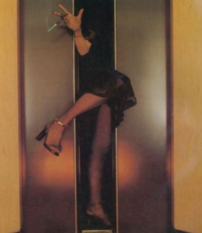 Mặc kẹt trong thang máy kiểu này thì hi hữu quá rồi.