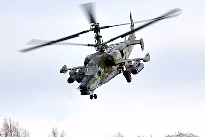 Trực thăng Ka-50 là loại trực thăng tấn công một ghế ngồi với 2 rotor đồng trục nên có sức nâng rất tốt.
