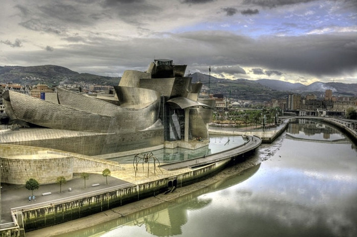 Tòa nhà Guggenheim Bilbao ở Tây Ban Nha là một bảo tàng trưng bày các tác phẩm nghệ thuật đương đại. Trong suốt 12 tháng đầu tiên mở cửa, bảo tàng này là điểm đến của rất nhiều du khách và nền kinh tế địa phương đã thu được khoản tiền lên tới 160 triệu USD.