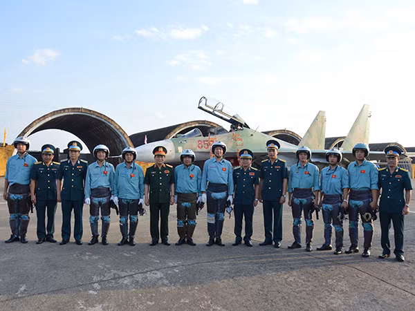 Dai tuong Ngo Xuan Lich - Bo truong Bo Quoc phong kiem tra Su doan 370-Hinh-3