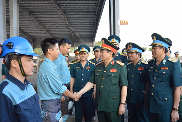 Dai tuong Ngo Xuan Lich - Bo truong Bo Quoc phong kiem tra Su doan 370-Hinh-2