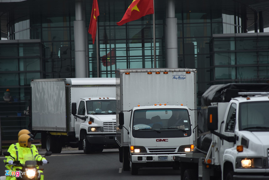 An ninh của tổng thống Mỹ là ưu tiên hàng đầu trong các chuyến công du. Mỗi khi tổng thống lên kế hoạch công du, các nhân viên thuộc Cơ quan Mật vụ Mỹ sẽ phải đến thăm dò địa điểm trước ít nhất 3 tháng. Tại đó, họ gặp các cơ quan thực thi pháp luật địa phương để làm công tác hậu cần cho chuyến đi.