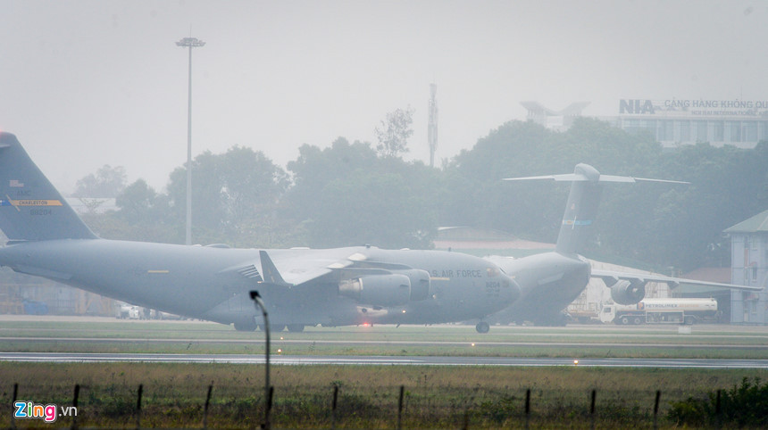 Công tác hậu cần chuẩn bị cho chuyến đi của Tổng thống Trump đã được tiến hành trong những ngày qua. Nhiều chuyến bay chở hàng với các máy bay vận tải quân sự C-17 và C-130 đã liên tục đáp xuống Nội Bài.