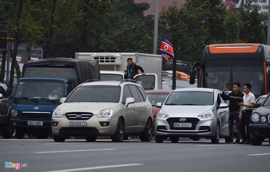 Phương tiện đi lại trên tuyến đường bên ngoài sân bay nhường đường cho đoàn xe.