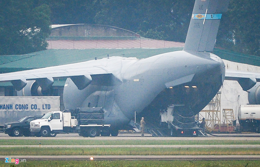 Xe ôtô được thả ra từ bụng một chiếc C-17. Đây là những chiếc xe sẽ phục vụ hội nghị thượng đỉnh Mỹ - Triều lần hai giữa Tổng thống Mỹ Donald Trump và Chủ tịch Triều Tiên Kim Jong Un, dự kiến diễn ra trong hai ngày 27-28/2.