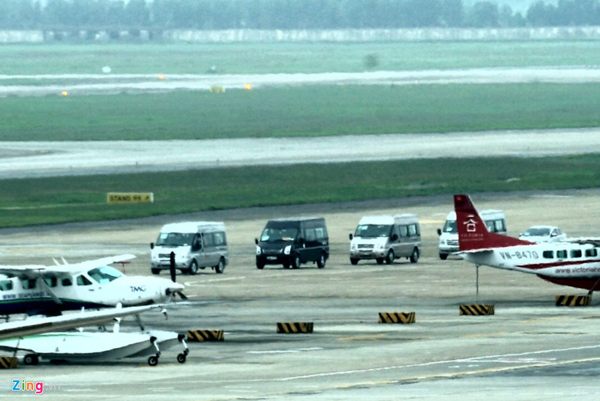 Theo ghi nhận của phóng viên Zing.vn, một đoàn gần 20 chiếc xe đi qua cổng hàng hóa của sân bay Nội Bài.