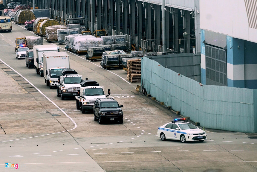Đến 14h10, một đoàn xe có cảnh sát dẫn đường di chuyển rời khỏi sân bay Nội Bài.