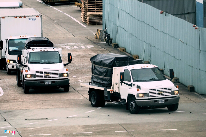 Xe chở theo những thùng hàng được bọc kỹ, có thể là thiết bị phục vụ công tác an ninh.