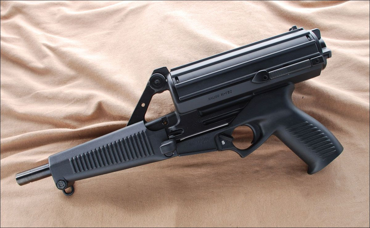 Súng có hộp tiếp đạn có dự trữ đạn từ 50 tới 100 viên.