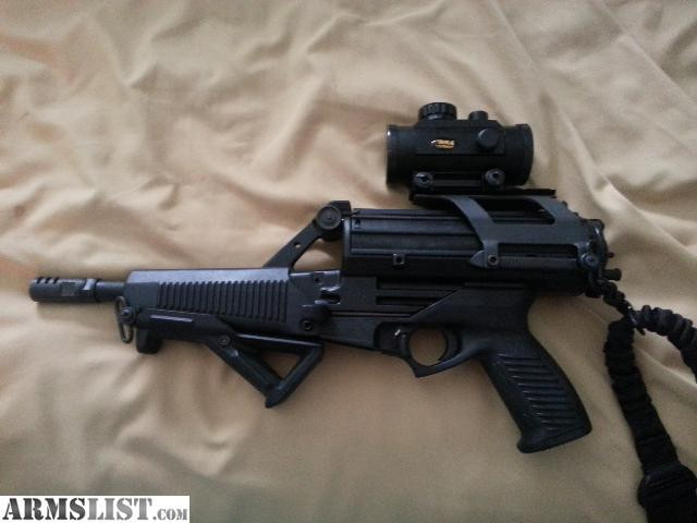 Súng có thể độ thêm giá để gắn kính ngắm nhưng khi đó, khả năng thay đạn của súng sẽ bị hạn chế khác nhiều do vướng víu.