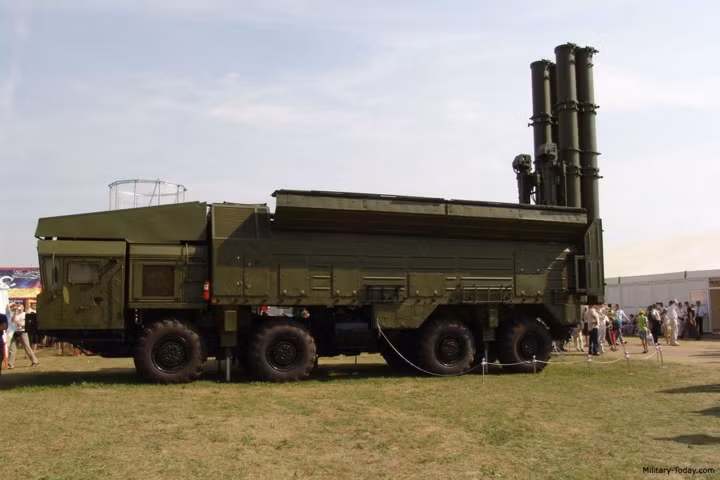 Trong một số trường hợp, nhiều tên lửa được phóng đi bao gồm những tên lửa làm nhiệm vụ “chim mồi” để đánh lạc hướng hệ thống phòng thủ của đối phương.