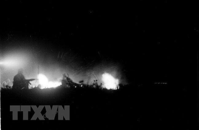 Chiến sỹ Đại đội 8, Đoàn X đánh trả địch lấn chiếm điểm cao biên giới ở huyện Vị Xuyên, tỉnh Hà Tuyên. (Ảnh: Minh Lộc/TTXVN)