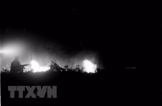 Chiến sỹ Đại đội 8, Đoàn X đánh trả địch lấn chiếm điểm cao biên giới ở huyện Vị Xuyên, tỉnh Hà Tuyên. (Ảnh: Minh Lộc/TTXVN)