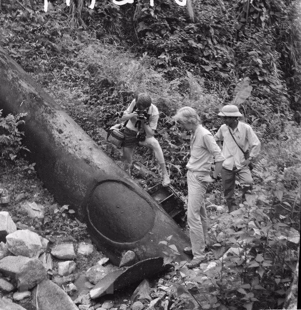 Hai nhà báo Đan Mạch có mặt tại xóm Cường Thịnh, xã Phương Tiến, huyện Vị Xuyên, tỉnh Hà Tuyên để ghi lại tội ác của địch gây ra. (Ảnh: Long Sơn/TTXVN)