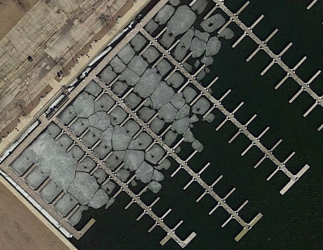 "Đây là địa điểm yêu thích của tôi. Một bến du thuyền gần Milwaukee, Wisconsin (Mỹ). Những tảng băng trắng đang vỡ dần", Will chú thích về bức ảnh.