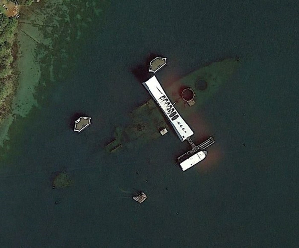 Đài tưởng niệm USS Arizona, Trân Châu Cảng khi nhìn từ ứng dụng Google Earth.