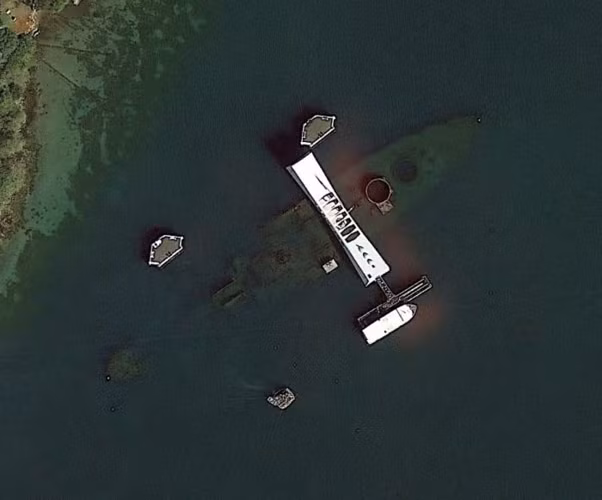 Đài tưởng niệm USS Arizona, Trân Châu Cảng khi nhìn từ ứng dụng Google Earth.