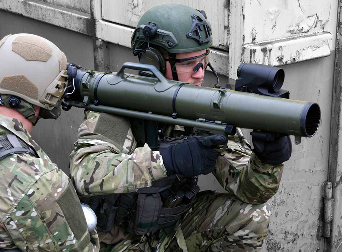 Sung chong tang Carl-Gustaf M4 vo hai voi T-90 Nga?