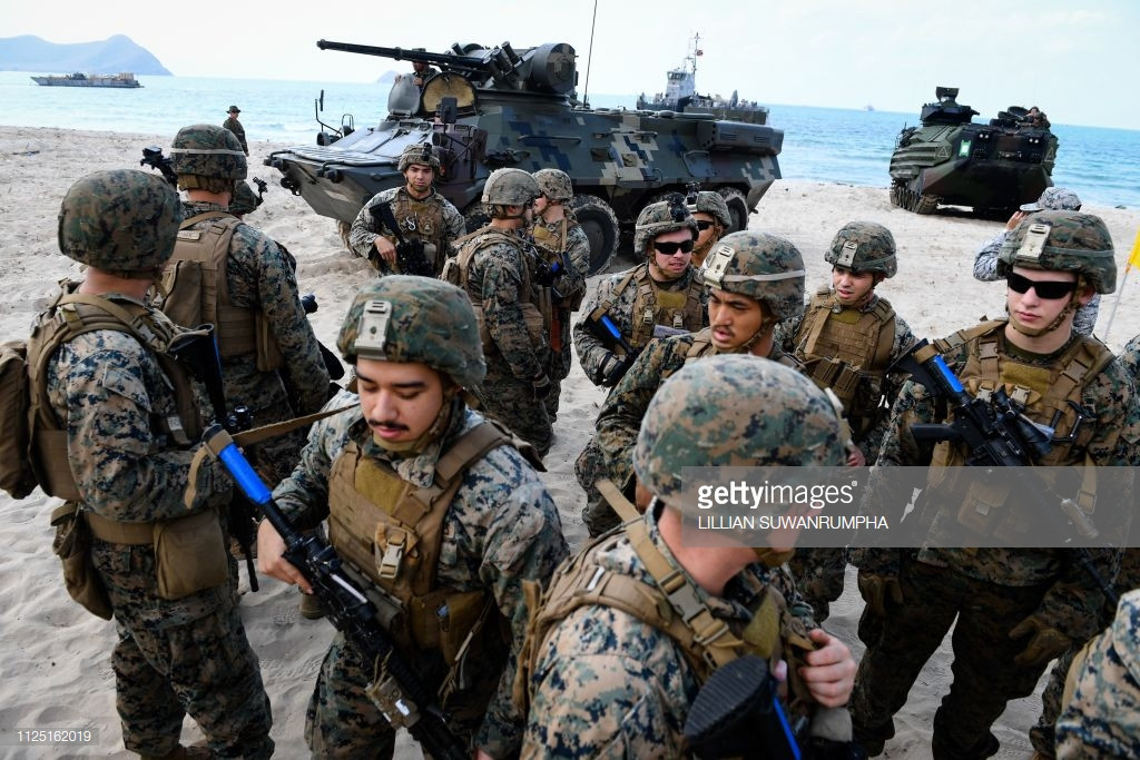 Hình ảnh Thủy quân Lục chiến Mỹ tập hợp lại trên bãi đổ bộ Hat Yao sau khi kết thúc diễn tập, phía sau chúng ta có thể thấy rõ xe bọc thép BTR-3E1. Nguồn ảnh: Lillian Suwanrumpha/Getty.