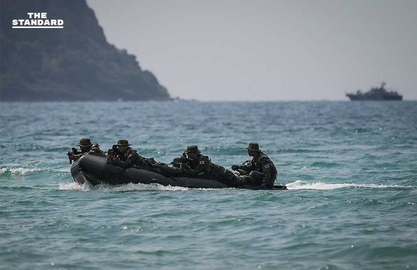 Thủy quân Lục chiến Thái Lan và Hàn Quốc đổ bộ lên Hat Yao bằng xuồng cao tốc. Nguồn ảnh: The Standard.