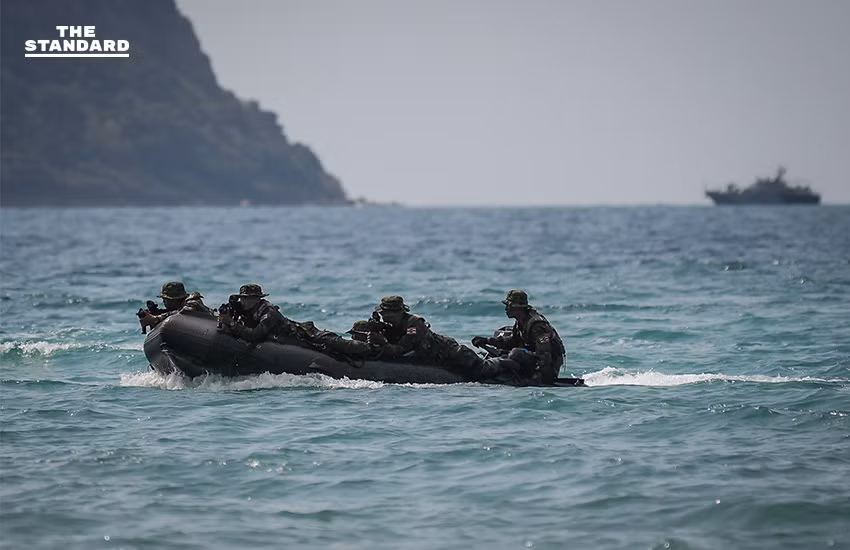 Thủy quân Lục chiến Thái Lan và Hàn Quốc đổ bộ lên Hat Yao bằng xuồng cao tốc. Nguồn ảnh: The Standard.