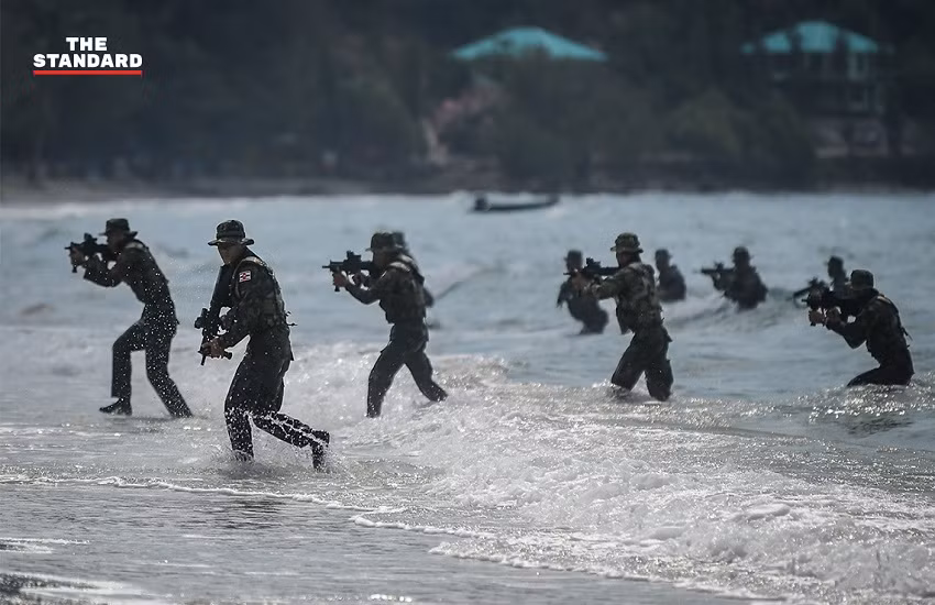 Trong ảnh là một đơn vị Thủy quân Lục chiến Thái Lan đổ bộ lên Hat Yao bằng xuồng cao tốc, sau đó tiếp cận và đánh chiếm các mục tiêu giả định. Nguồn ảnh: The Standard.