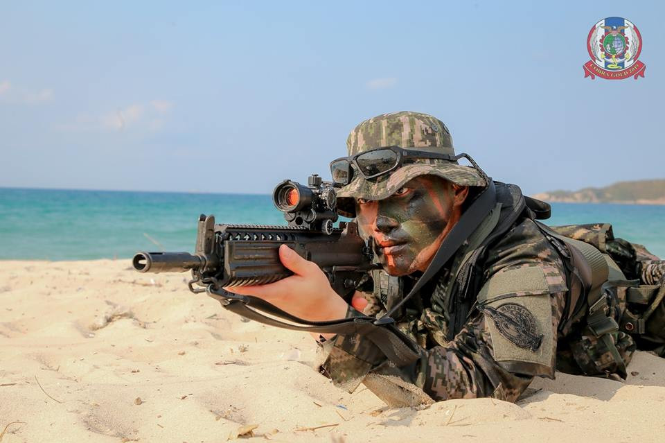 Một Thủy quân Lục chiến Hàn Quốc với trang bị chính là súng trường tấn công K1. Nguồn ảnh: oknation.nationtv.