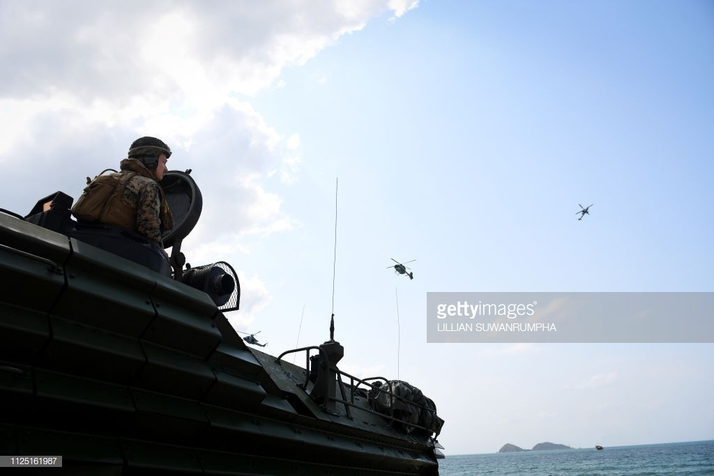 Hình ảnh xe bọc thép lội nước AAV-P7/A1 đưa Thủy quân Lục chiến Mỹ lên bãi độ Hat Yao dưới sự hỗ trợ của trực thăng vũ trang ở trên không. Nguồn ảnh: Lillian Suwanrumpha/Getty.