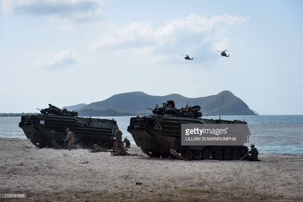 Được tổ chức lần đầu tiên vào năm 1982, Hổ mang Vàng là cuộc tập trận đa phương thường niên lớn nhất châu Á, khởi nguồn từ cuộc tập trận song phương giữa Mỹ và Thái Lan, đồng minh lâu năm nhất của Mỹ tại châu lục này. Trong ảnh là các xe bọc thép lội nước AAV-P7/A1 đưa Thủy quân Lục chiến Mỹ lên bãi độ Hat Yao trong cuộc diễn tập hôm 16/2. Nguồn ảnh: Lillian Suwanrumpha/Getty.